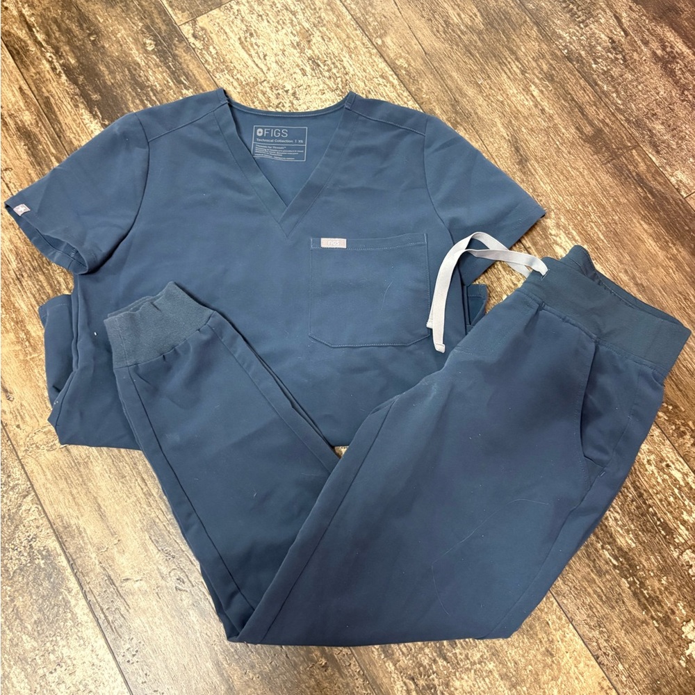FIGS Women’s navy blue set